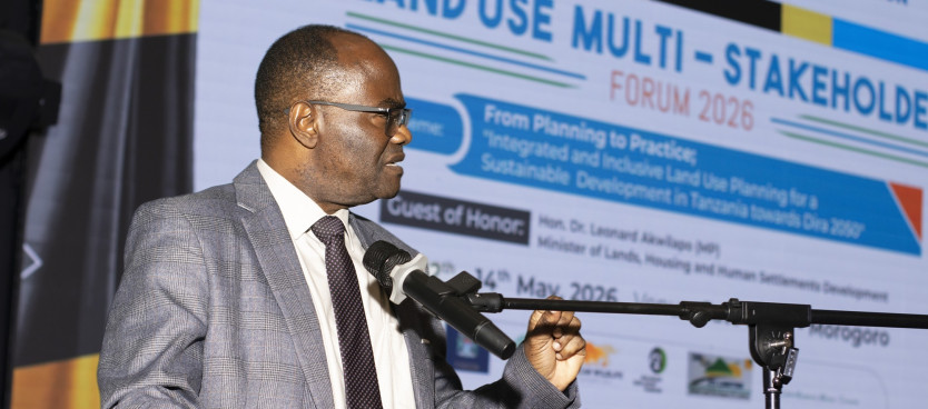 Waziri wa Ardhi, Nyumba na Maendeleo ya Makazi Mhe. Dkt. Leonard Akwilapo (Mb) akisisitiza jambo kwa Wadau wakati akifungua Jukwaa la Wadau wa Matumizi ya Ardhi (Land Use Mult-stakeholder Forum) Mjini Morogoro, tarehe 12/05/2026